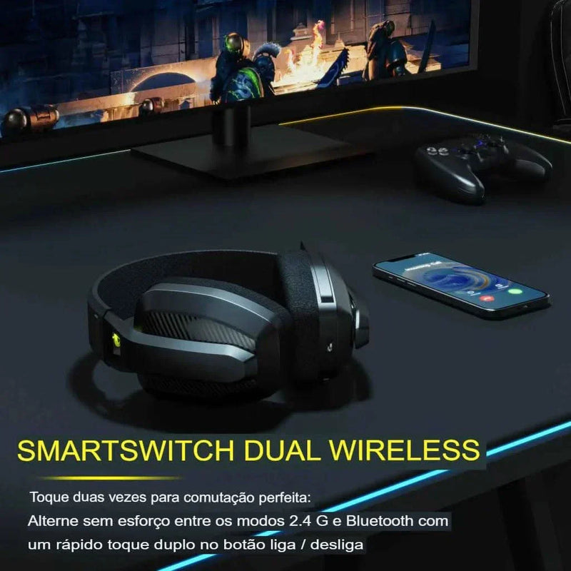 Headset Gamer NUBWO Pro on a gaming desk with dual wireless connectivity display.